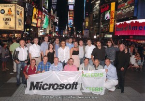Teilnehmer der Veranstaltung von Microsoft und Actebis in New York am Timesquare